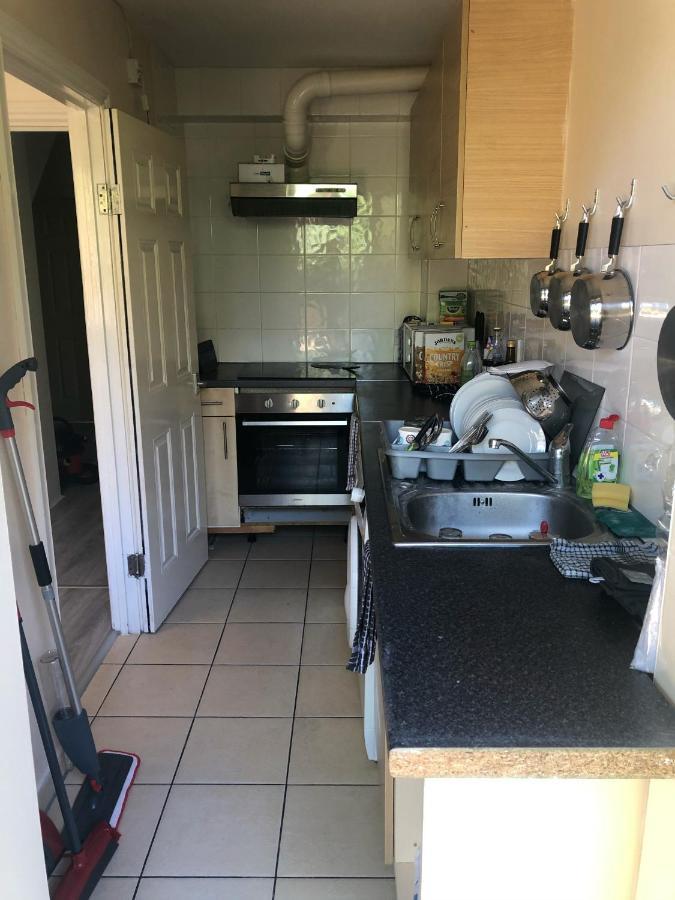 לונדון Double Room With Private Bathroom In A 2-Bedrooms House מראה חיצוני תמונה